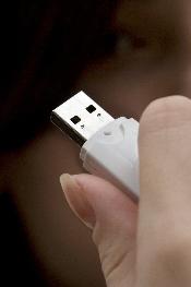 USB裝置散播蠕蟲漸成趨勢  全球近3千中小企業感染 
